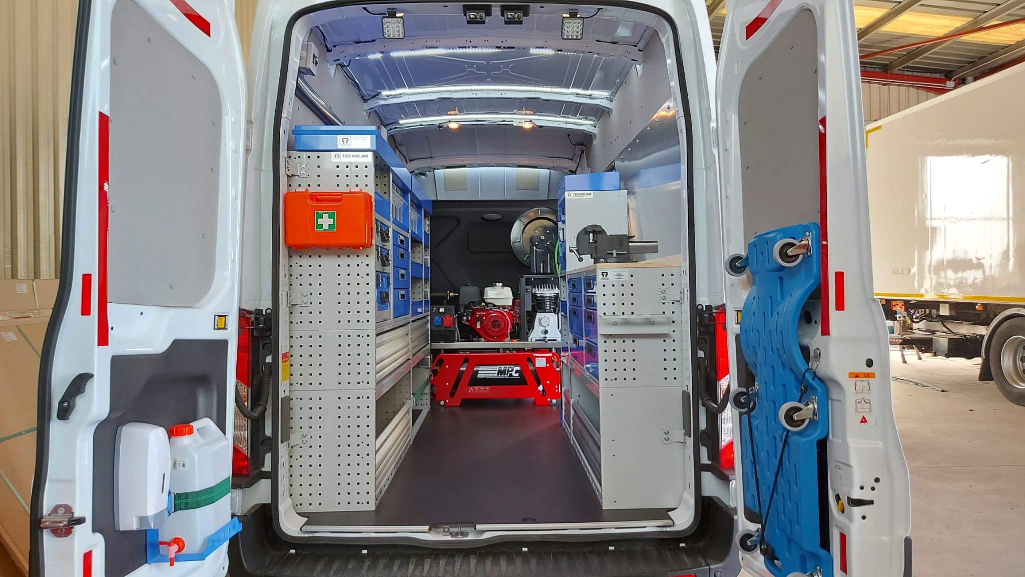 Workshop on 4 wheels: an ever-expanding novelty 1 van recking teconlam uk mobile workshop